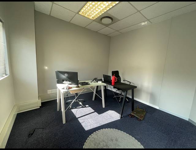 128M² OFFICE TO LET IN LYME PARK